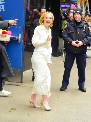 dakotafanningdaily-outsidegmanyc-024.jpg