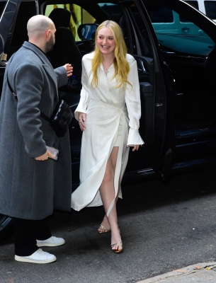 dakotafanningdaily-outsidegmanyc-050.jpg