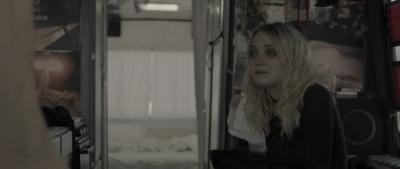 dakotafanningdaily-vienaandthefantomes-01131.jpg