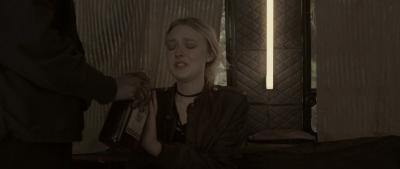 dakotafanningdaily-vienaandthefantomes-02322.jpg