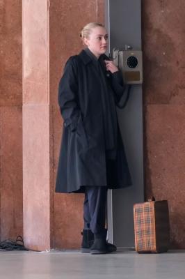 dakotafanningdaily-onsetinvenice-0075.jpg