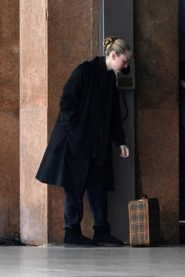 dakotafanningdaily-onsetinvenice-0104.jpg