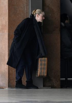 dakotafanningdaily-onsetinvenice-0106.jpg