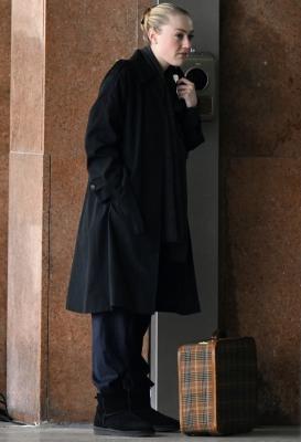 dakotafanningdaily-onsetinvenice-0110.jpg