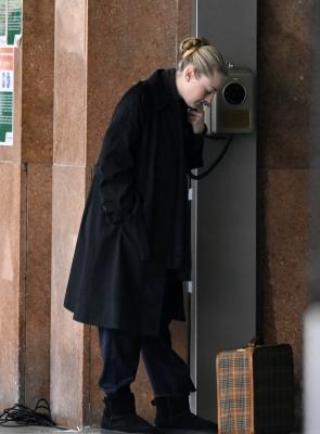dakotafanningdaily-onsetinvenice-0111.jpg