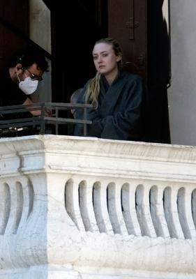 dakotafanningdaily-onsetinvenice-018.jpg