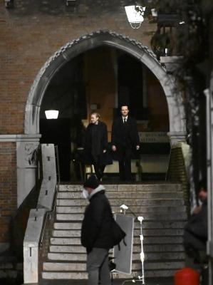 dakotafanningdaily-onsetinvenice-037.jpg