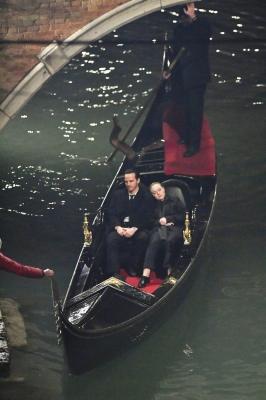 dakotafanningdaily-onsetinvenice-002.jpg