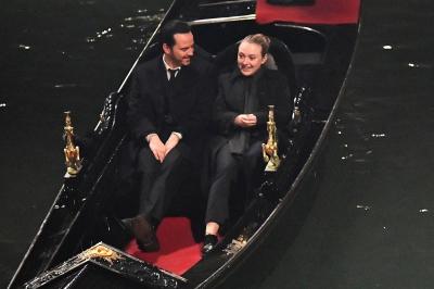 dakotafanningdaily-onsetinvenice-012.jpg