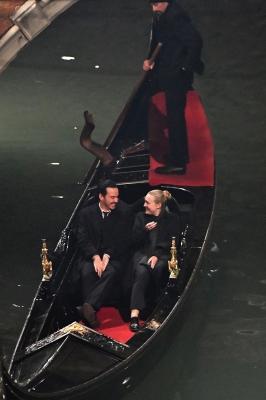 dakotafanningdaily-onsetinvenice-037.jpg