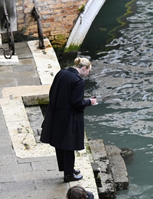 dakotafanningdaily-onsetinvenice-011.jpeg