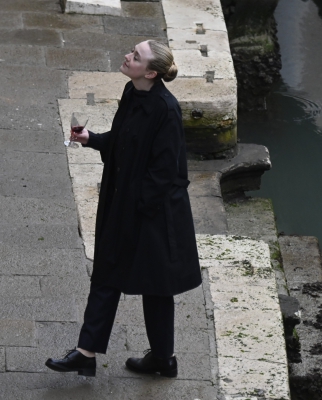 dakotafanningdaily-onsetinvenice-015.jpeg