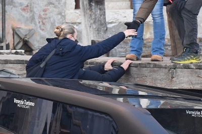 dakotafanningdaily-onsetinvenice-01.jpeg