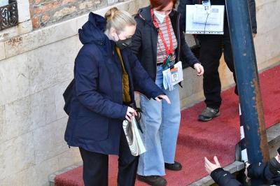 dakotafanningdaily-onsetinvenice-011.jpg