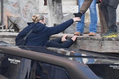 dakotafanningdaily-onsetinvenice-025.jpg