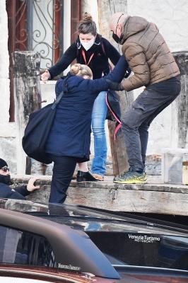 dakotafanningdaily-onsetinvenice-030.jpg