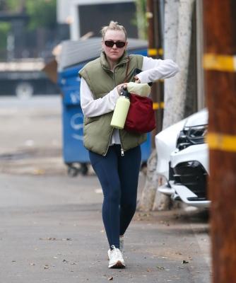dakotafanningdaily-outandaboutinlosangeles-001.jpg