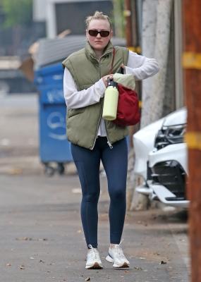 dakotafanningdaily-outandaboutinlosangeles-057.jpg