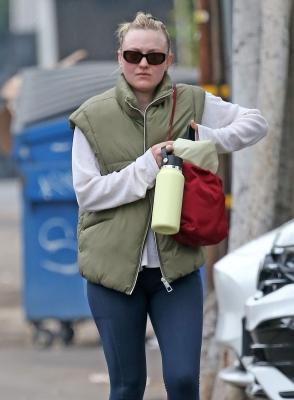 dakotafanningdaily-outandaboutinlosangeles-059.jpg