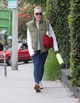 dakotafanningdaily-outandaboutinlosangeles-060.jpg