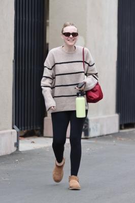 dakotafanningdaily-leavingaworkoutclass-006.jpg